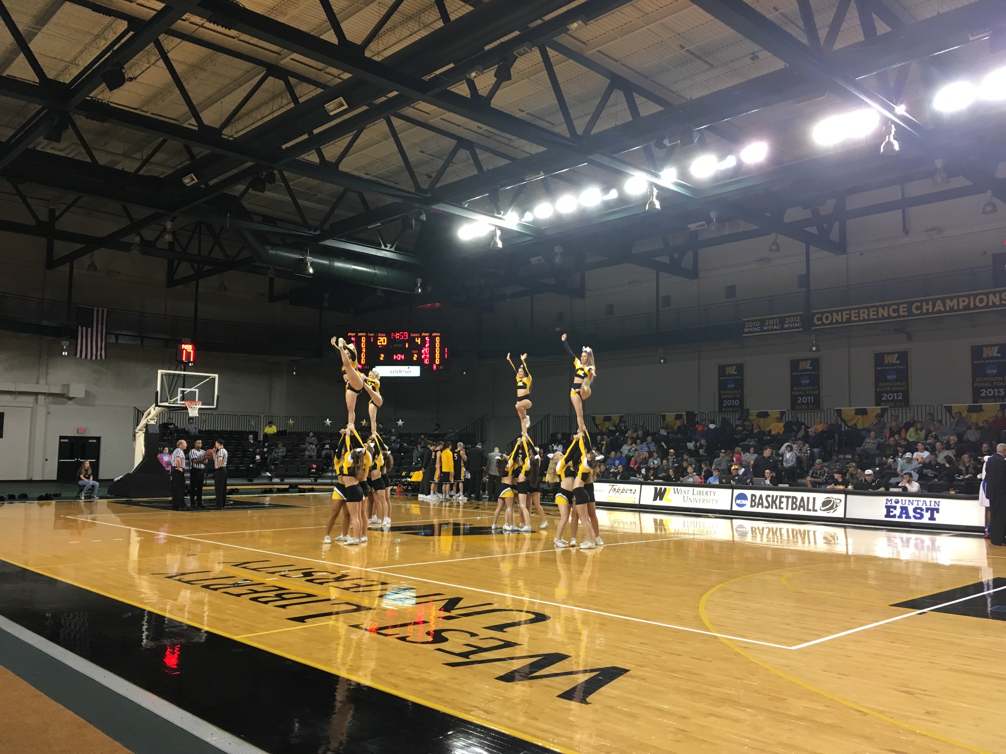 场疾驰 今朝延续历史--美国西自由大学篮球赛顺